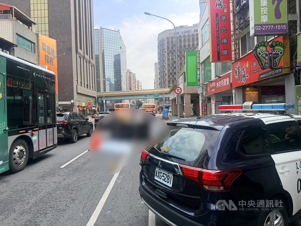 台北市中山區八德路2日發生公車撞死人事件，林姓婦人於公車後門下車要走至車前過馬路時，疑因視線死角影響，李姓駕駛未察覺而碰撞林婦，造成她當場被輾斃。警方獲報立刻到場處理。（翻攝照片）中央社記者黃麗芸傳真　115年3月2日