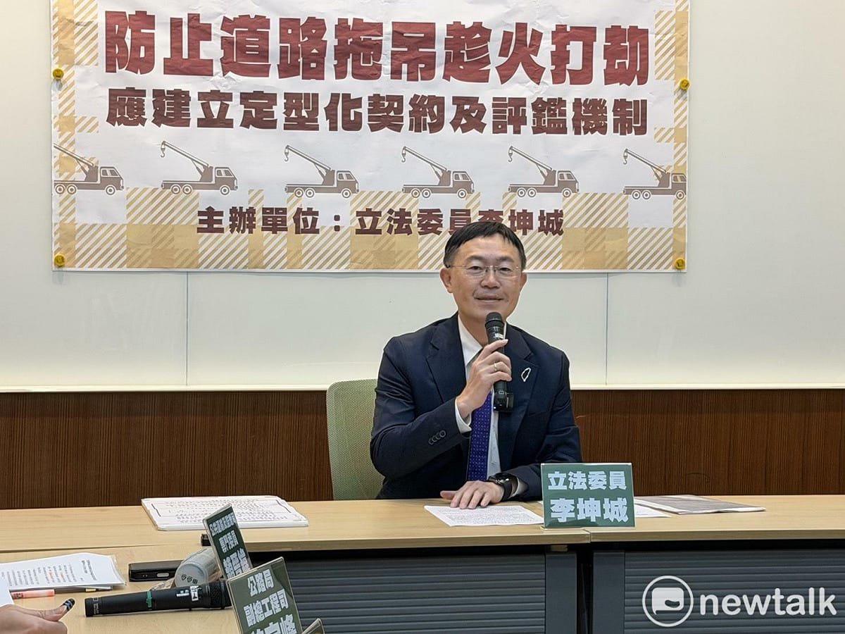 民進黨立委李坤城今（2）日召開記者會，要求交通部於一個月內邀集地方政府訂定定型化契約，並建立黑名單制度。 圖：金大鈞/攝