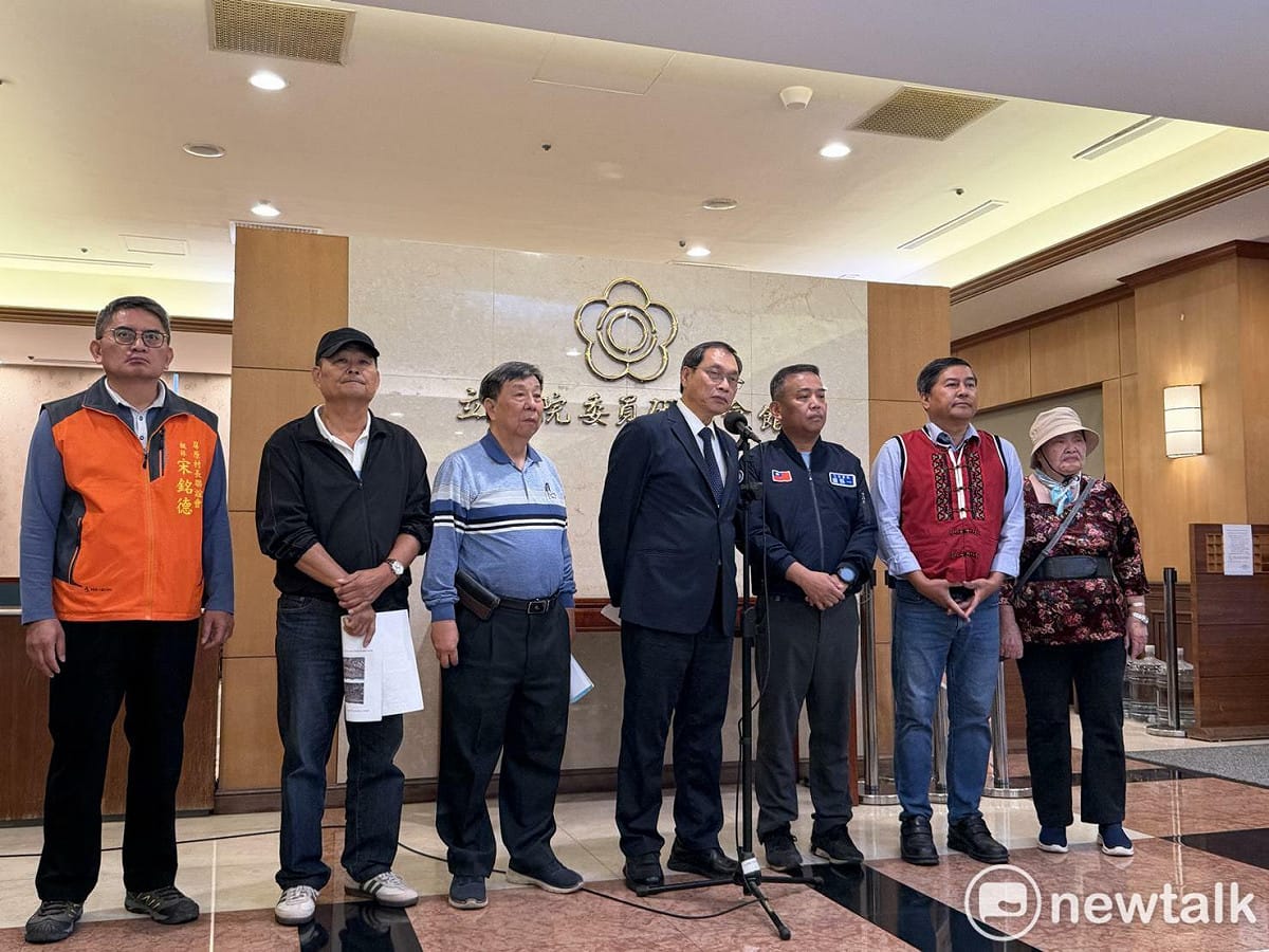 反風車自救會則與國民黨立委蘇清泉（圖右四）、盧縣一（圖右三）反對風電開發。 圖：金大鈞/攝