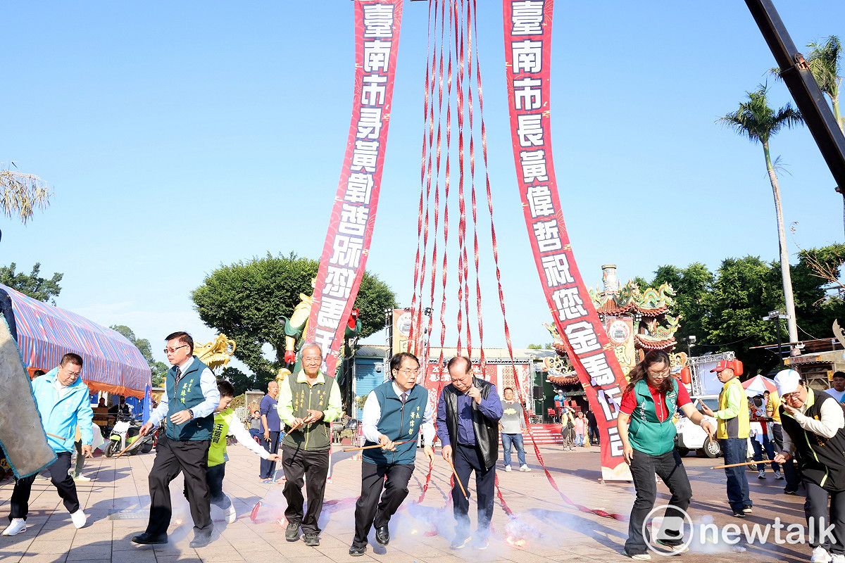 名列世界三大民俗慶典，享有「北天燈‧南蜂炮」美名的台南鹽水蜂炮活動熱鬧登場，今日在鹽水武廟廣場隆重舉行啟炮儀式，由台南市長黃偉哲等人為活動揭開序幕。 圖：台南市政府提供