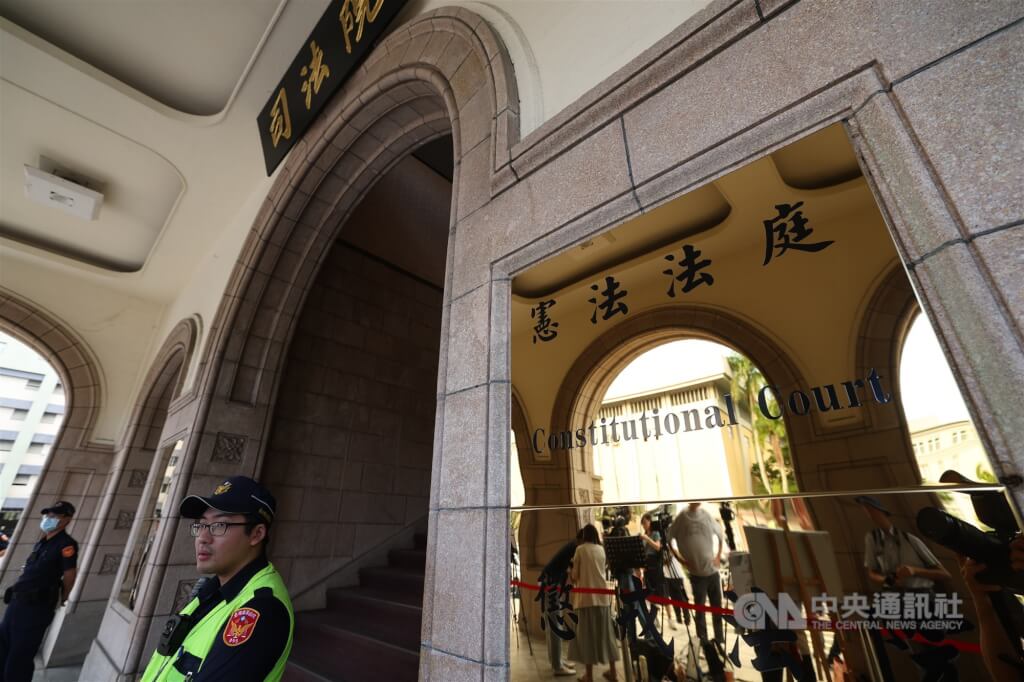 圖為司法院外憲法法庭招牌。（中央社檔案照片）
