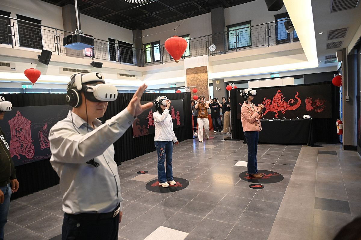 體驗「台東慶元宵XR展」活動。 圖：文化處視覺藝術科／提供