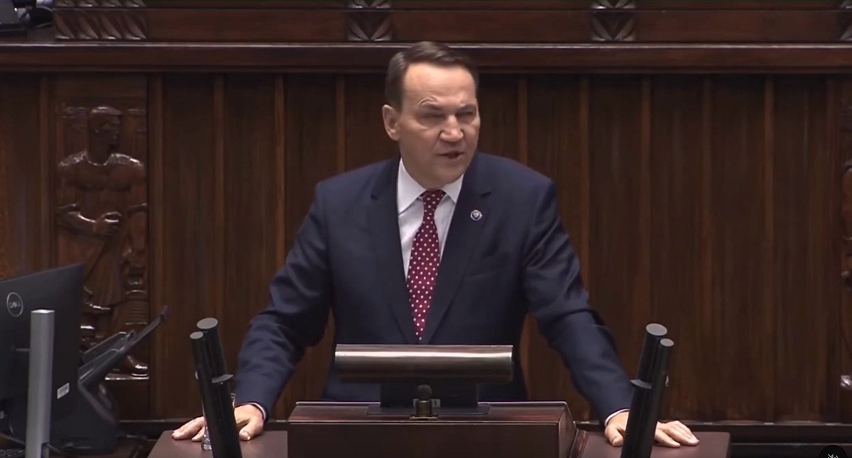 波蘭外交部長席科斯基（Radosław Sikorski）近日於國會發表 2026 年度外交施政報告時，首度將「台灣」納入波蘭的亞太戰略與科技合作對象。 圖：取自 林楚茵 threads