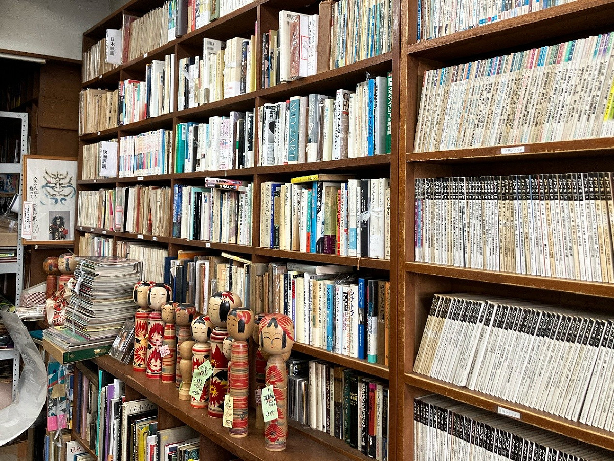 店內有高達天花板的書架，豐富收藏了與戲劇和電影相關的古書，還能發現當時藝人的海報等珍貴資料。 圖：矢口書店／提供