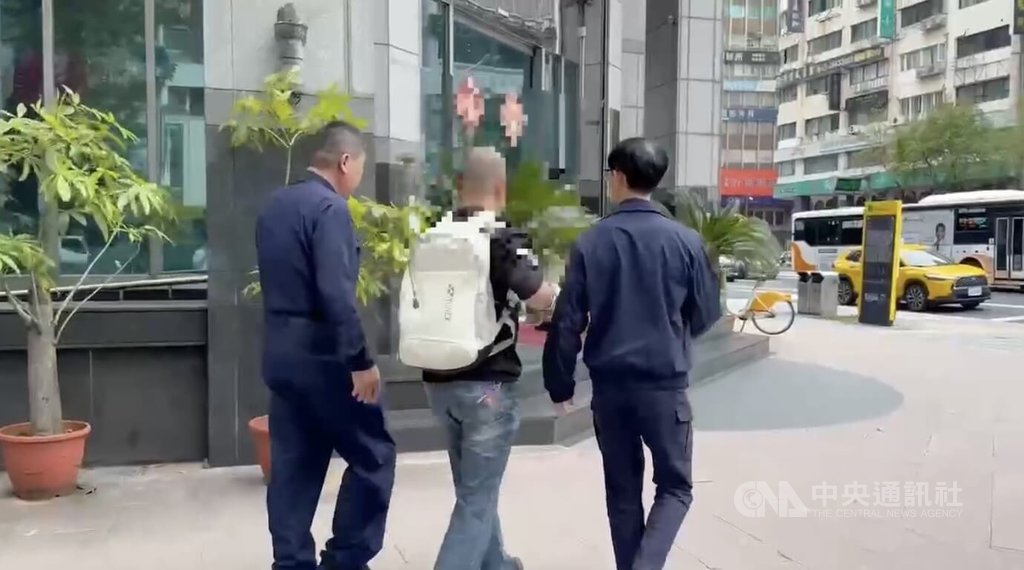 有民眾2日通報台北捷運行天宮站列車上一名男子揚言殺人，警方到場檢查無異常情形，經監視器畫面追查，下午已將涉案47歲葉姓男子（中）帶回釐清。（翻攝照片）中央社記者黃麗芸傳真　115年3月2日