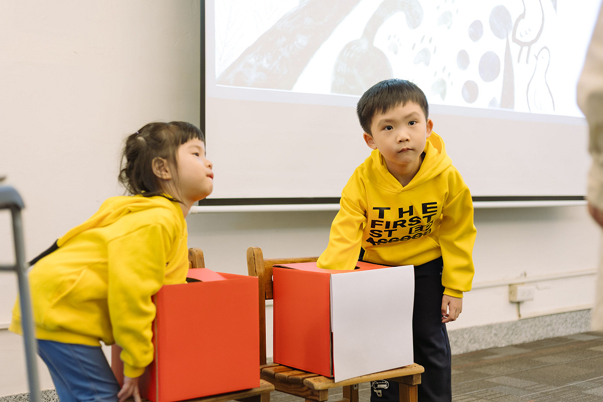 孩子們在遊戲中運用不同的感官探索來同理視障者的生活挑戰。 圖：國家人權博物館提供