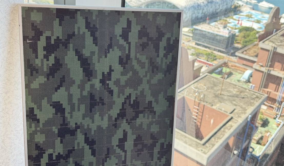 睿田能源透過彩繪光電將太陽能融入建築立面，使外觀與城市景觀協調一致，並以迷彩光電導入低可視化設計理念。 圖：睿田能源/提供