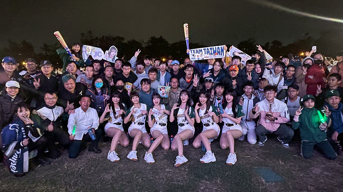 台鋼Wing Stars啦啦隊與棒球迷為12強賽台灣隊加油。 圖：高雄市運發局/提供
