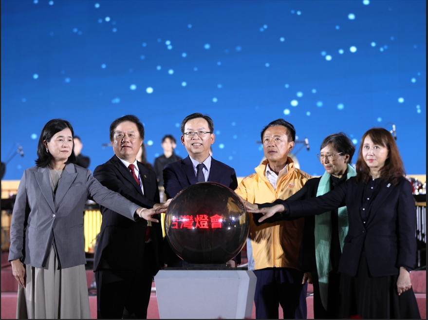 2026台灣燈會開幕，主燈「光沐－世界的阿里山」啟動點亮嘉義。 圖：嘉義縣府提供