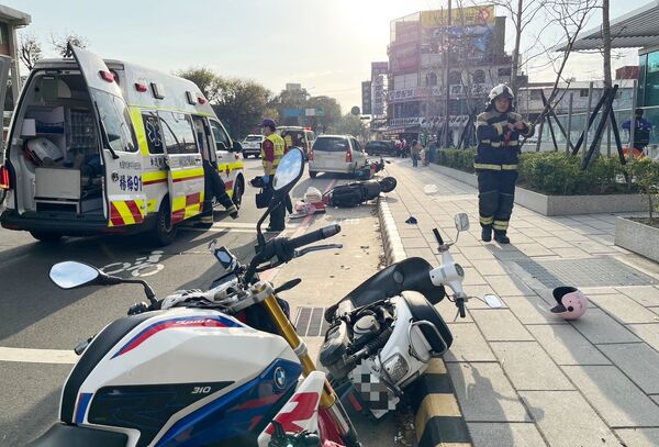 鄒姓男子駕駛休旅車衝撞停等紅燈的機車。 圖：警方提供