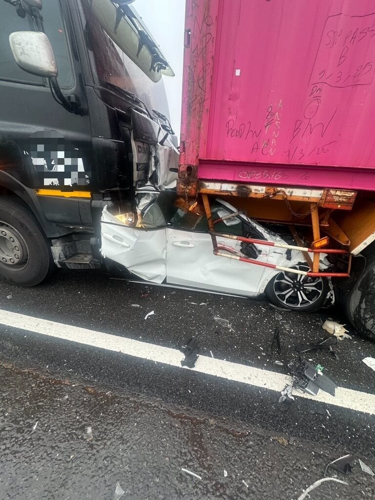 陳姓貨車駕駛3日上午於國道1號南向路竹路段行駛外側車道時，疑因未注意車前動態，追撞郭姓小客車駕駛，致郭男車輛推撞前方營業貨櫃曳引車，事故造成郭男死亡，肇事原因待釐清。（第五公路警察大隊提供）中央社記者張已亷傳真　115年3月3日