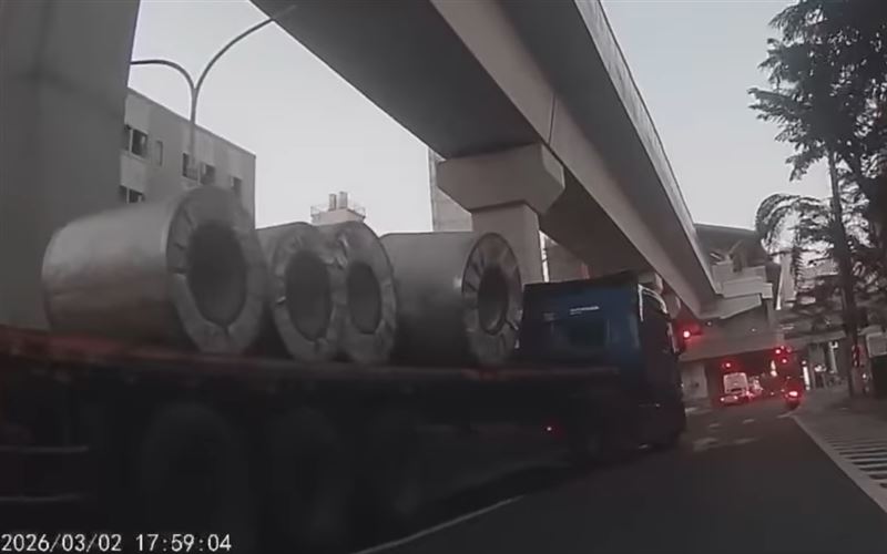 聯結車鋼捲捆紮未牢固，險砸到後方機車騎士。 圖：翻攝自爆料公社公開版