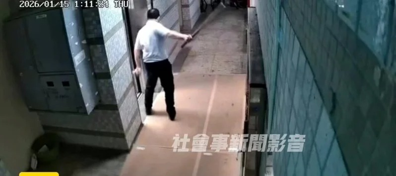 謝姓男子涉嫌酒後鬧事，持木刀揮砍鄰居大門。 圖：翻攝自「社會事新聞影音」