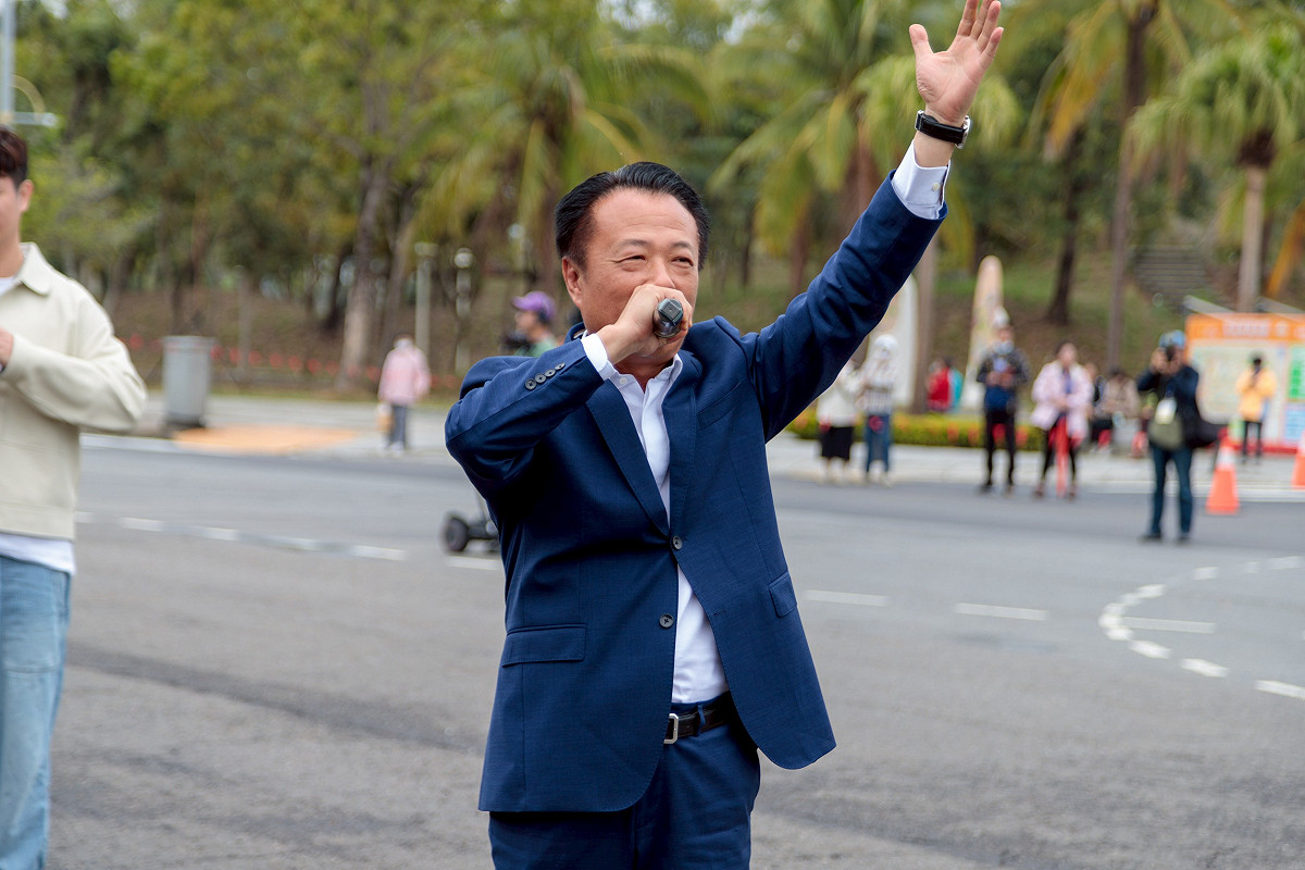 2026台灣燈會踩街，主辦人嘉義縣長翁章梁發言鼓勵。 圖：嘉義縣府提供