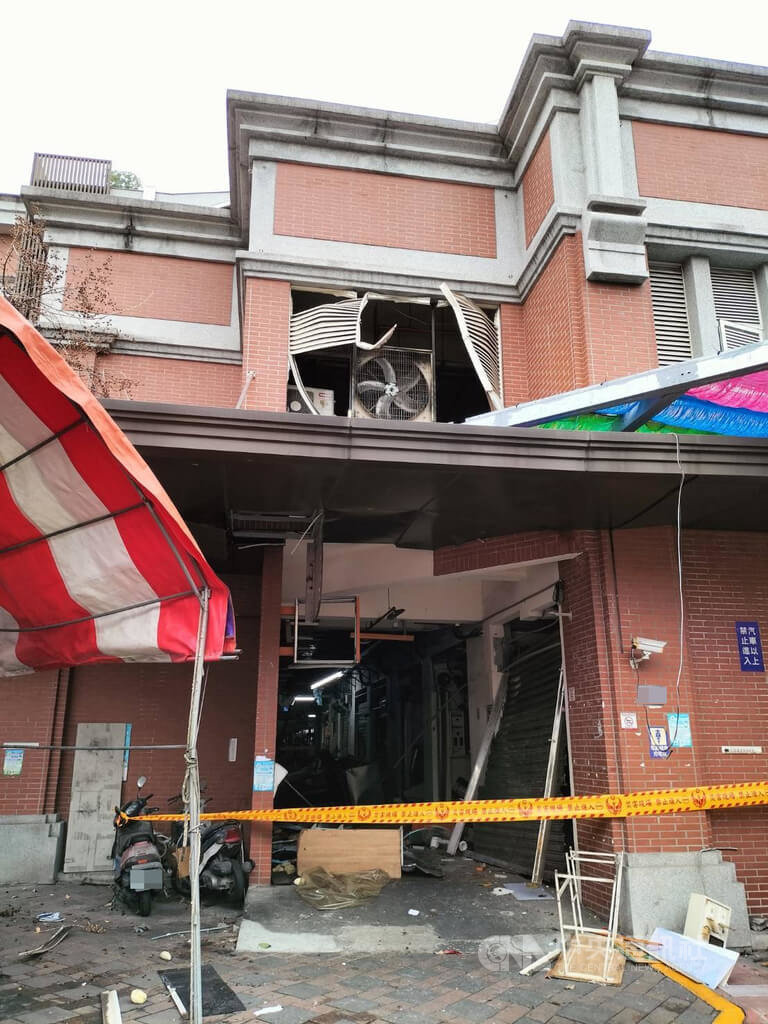台中市東區建國市場3日下午疑發生瓦斯氣爆，警消到場時現場鐵捲門、物品四散，已無火煙，疑似為桶裝液化石油氣洩漏釀禍。（翻攝照片）中央社記者蘇木春傳真　115年3月3日