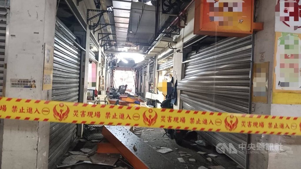 台中市東區建國市場3日下午疑似發生瓦斯氣爆，警消到場時鐵捲門、物品四散一地，現場1名約70歲男性攤商受輕傷、拒絕送醫，確切事發原因仍待釐清。（翻攝照片）中央社記者蘇木春傳真　115年3月3日