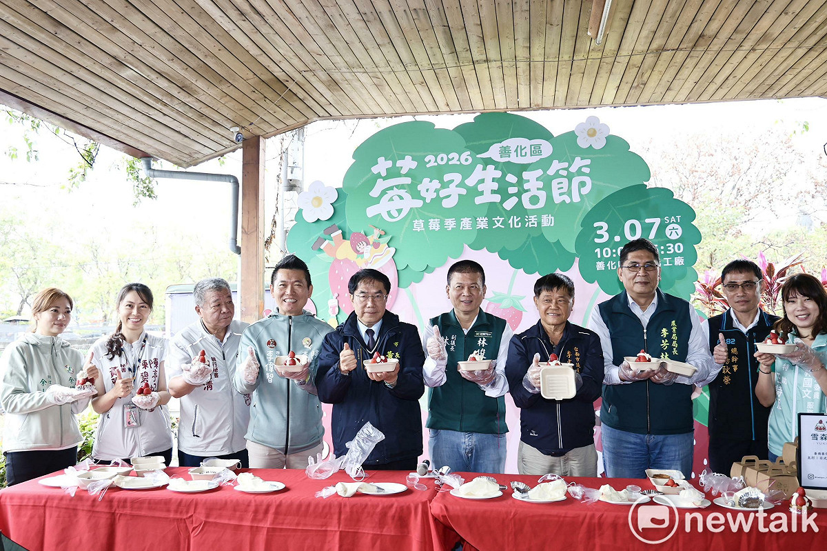 「莓好生活節」善化草莓季將於本週六在善化啤酒廠熱鬧登場，台南市長黃偉哲今日前往善化區大安草莓園為活動揭開序幕。 圖：台南市政府提供