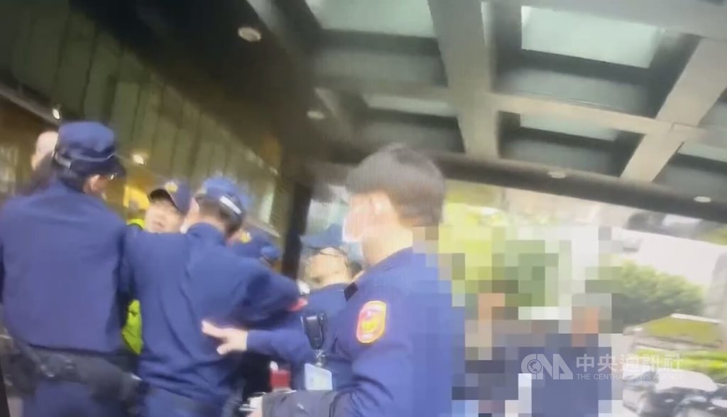 儲姓男子3日酒後闖入立法院中興大樓內咆哮、鬧事，遭保六員警壓制、實施保護管束，後續交轄區警方依法送辦。（翻攝照片）中央社記者黃麗芸傳真　115年3月3日