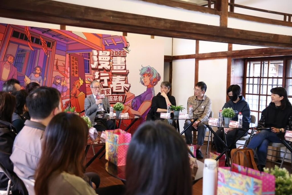 文化部長李遠（後持麥克風者）3日赴台中國家漫畫博物館籌備處與漫畫家及漫畫產業人員交流，回程搭車時不慎跌倒造成左手臂骨折。文化部晚間表示，目前李遠一切正常，請外界放心。（文化部提供）中央社記者趙靜瑜傳真　115年3月3日 圖：文化部提供