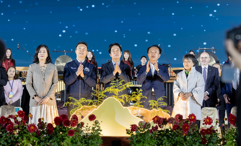 賴清德與翁章梁等人一同進行開燈及祈福儀式。 圖：總統府提供