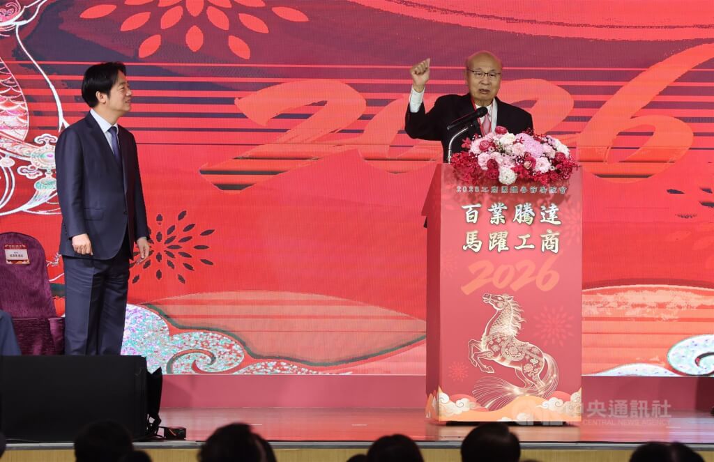 工總理事長潘俊榮（右）致詞時表示，日前已親率理監事拜會立法院長韓國瑜，並就預算案交換意見。 圖：（中央社）