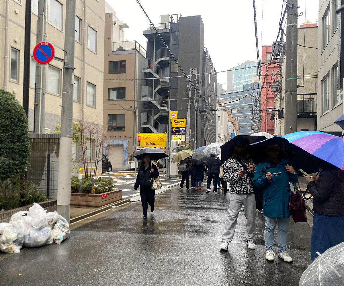 台灣狼的東京WBC限量應援商品引爆排隊潮，甚至有中國黃牛大媽團加入代排。 圖：蠢羊與奇怪生物臉書粉專