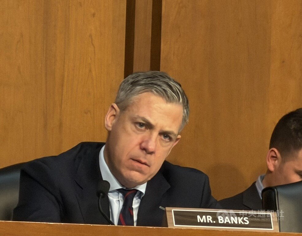 共和黨籍的美國聯邦參議員班克斯3日在參院軍事委員會聽證會問及台灣國防特別預算相關問題。中央社記者侯姿瑩華盛頓攝 115年3月4日 圖：中央社提供