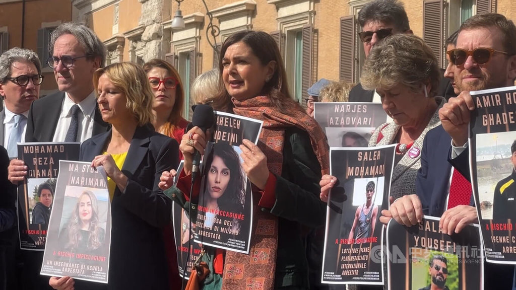 曾任義大利國會議長的民主黨（PD）議員博爾德里尼（Laura Boldrini）（持麥克風者）3日參加一場快閃活動，呼籲伊朗釋放先前上街示威抗議的青年。中央社記者黃雅詩羅馬攝 115年3月4日 圖：中央社提供