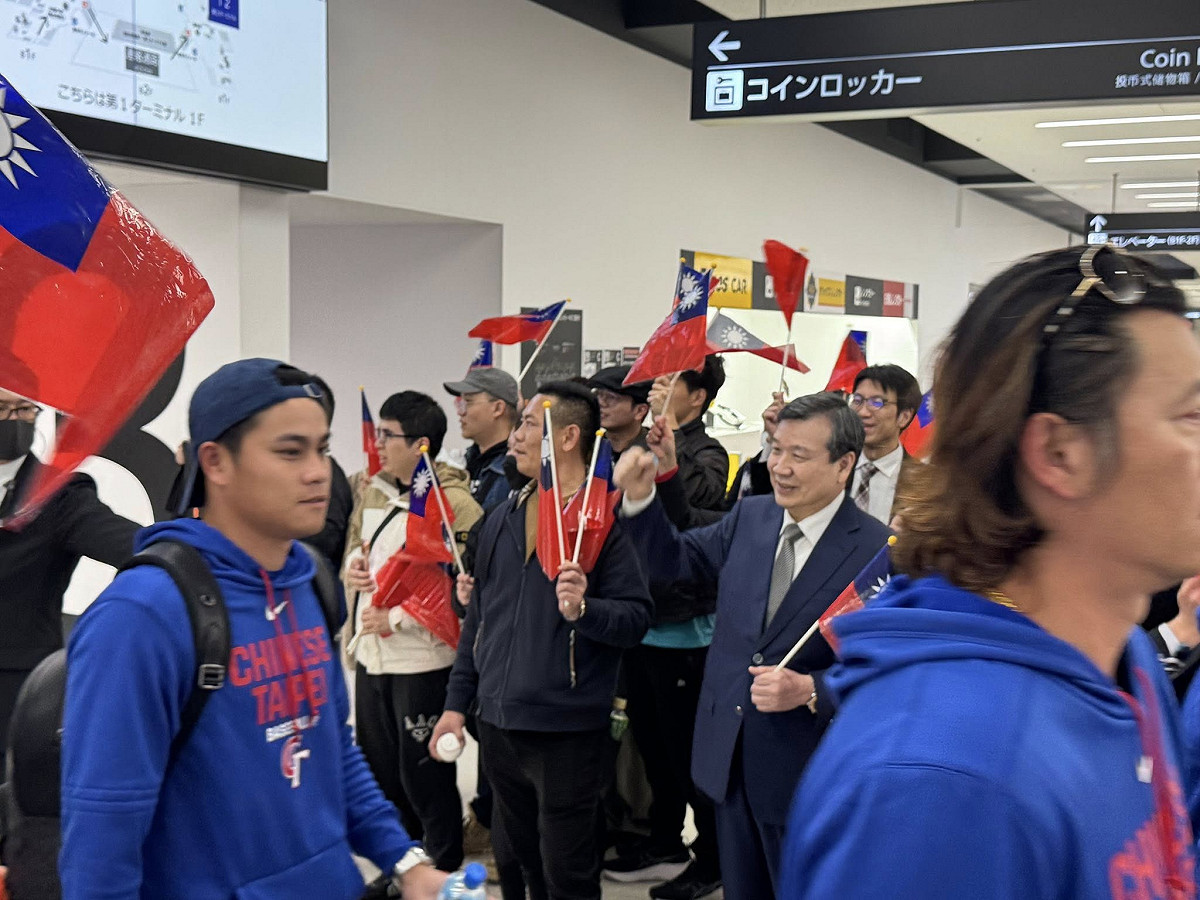台灣隊抵達東京羽田機場準備參加經典賽，我國駐日大使李逸洋也率駐處官員、以及僑胞等70位以上接機。 圖：翻攝李逸洋臉書