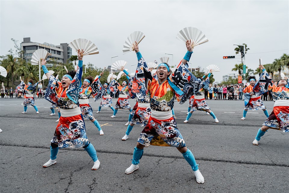 日本祭典舞蹈團踩街演出，象徵台灣與國際並肩同行 圖：交通部觀光署／提供