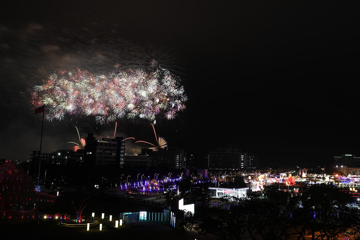 2026台灣燈會3月3日開燈，主燈「世界的阿里山」點亮嘉義 100萬人次共襄盛舉。 圖：嘉義縣政府提供
