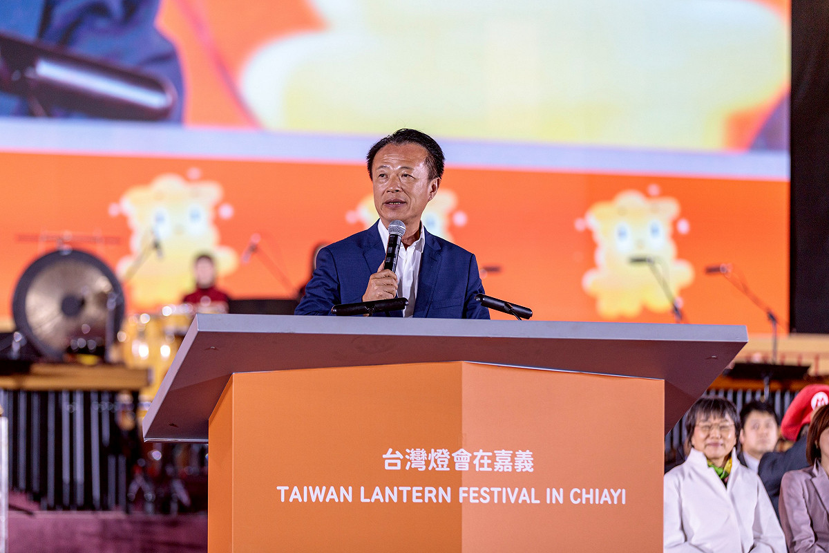 2026台灣燈會3月3日開燈，主燈「世界的阿里山」點亮嘉義 100萬人次共襄盛舉，縣長翁章梁致詞。 圖：嘉義縣政府提供