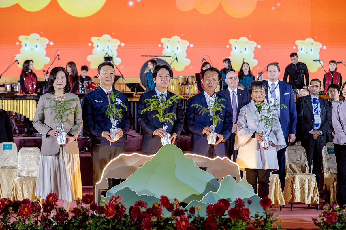 2026台灣燈會3月3日開燈，主燈「世界的阿里山」點亮嘉義 100萬人次共襄盛舉。 圖：嘉義縣政府提供