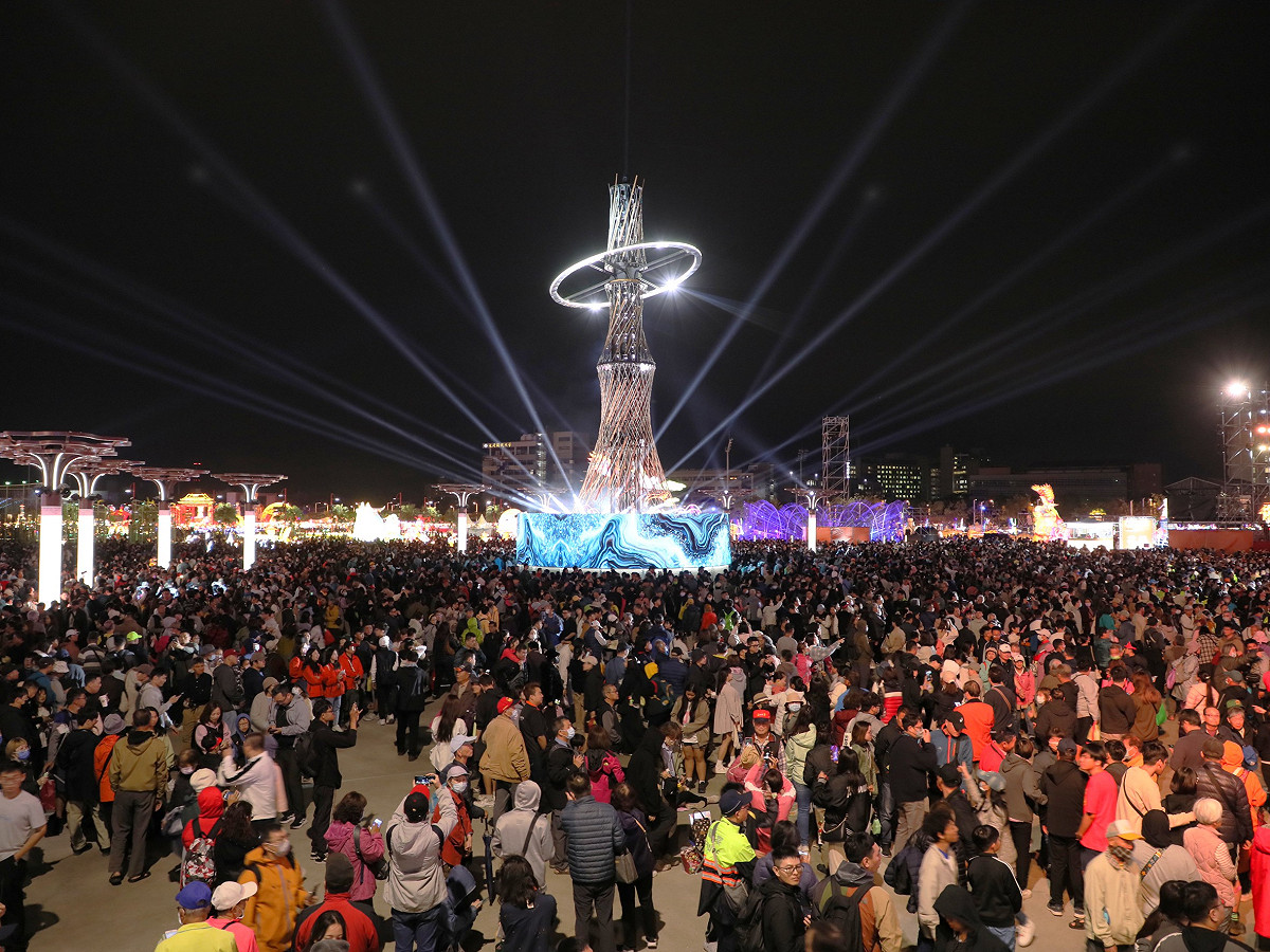 2026台灣燈會3月3日開燈，主燈「世界的阿里山」點亮嘉義 100萬人次共襄盛舉。 圖：嘉義縣政府提供