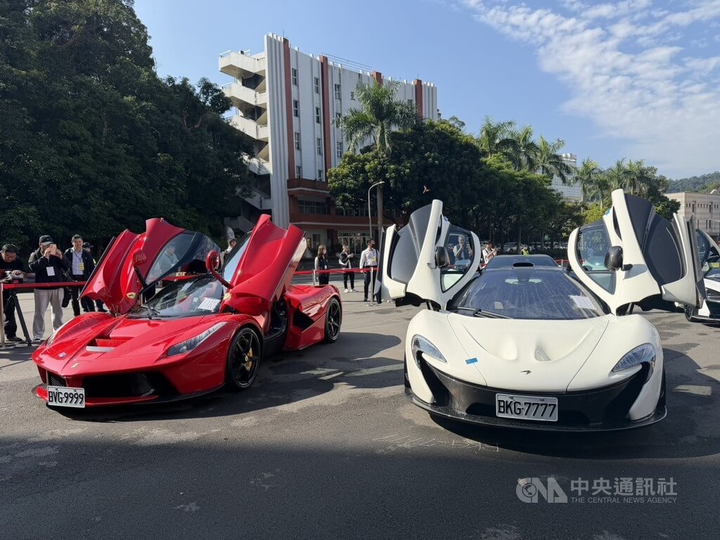 台北地檢署4日偵結太子集團洗錢案，起訴主嫌陳志等62人，向法院聲請沒收犯罪所得新台幣107億元。檢方說查扣集團名下不動產、名車等逾55億元，其中辦理變價名車、精品共4.3億元。名車中的紅色法拉利馬王FERRARI LaFerrari（圖左）以1億3500萬元拍出。中央社記者劉世怡攝 115年3月4日