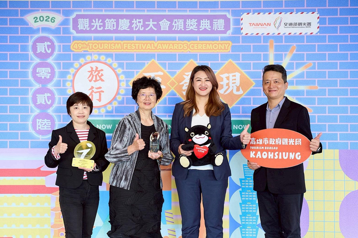 高閔琳(右二)率隊北上領獎。 圖：高雄市觀光局/提供