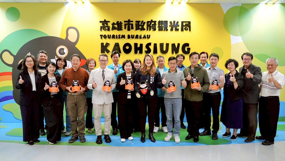 高閔琳(中)與獲獎業者及旅行公會理監事合影。 圖：高雄市觀光局/提供