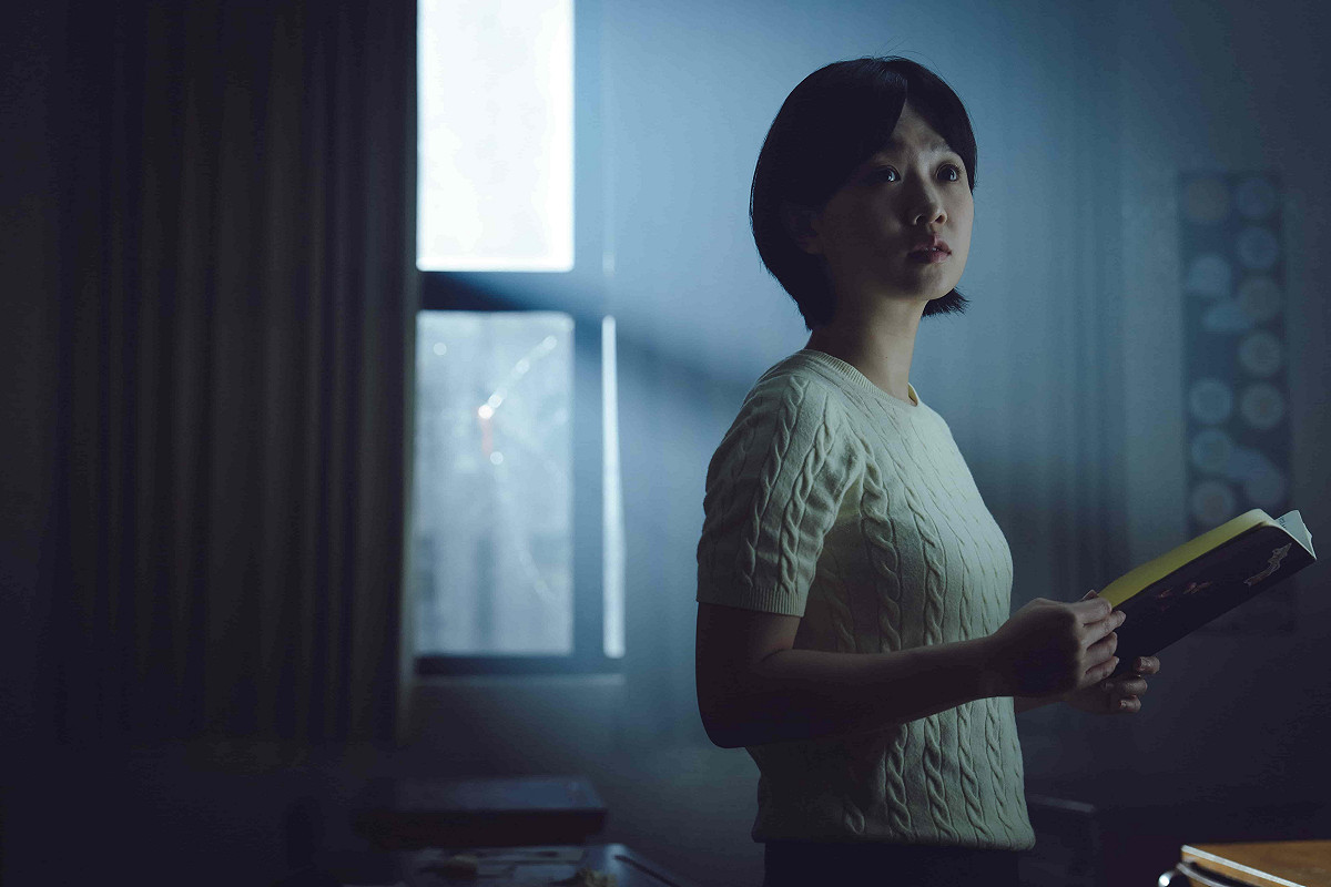 嚴正嵐飾演⾼中老師恩妤，發現學生玩起禁忌招靈遊戲「⿁牽⼿」。 圖：網銀國際影視／提供