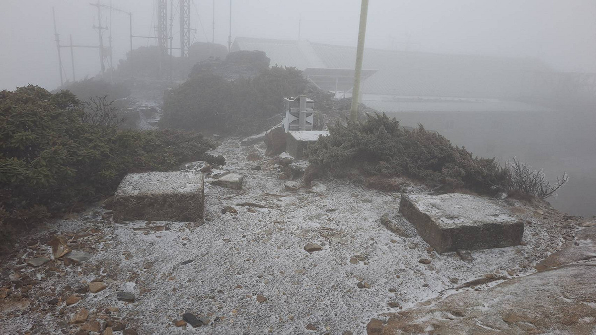 玉山清晨下雪，雪深微量。 圖：中央氣象署／提供