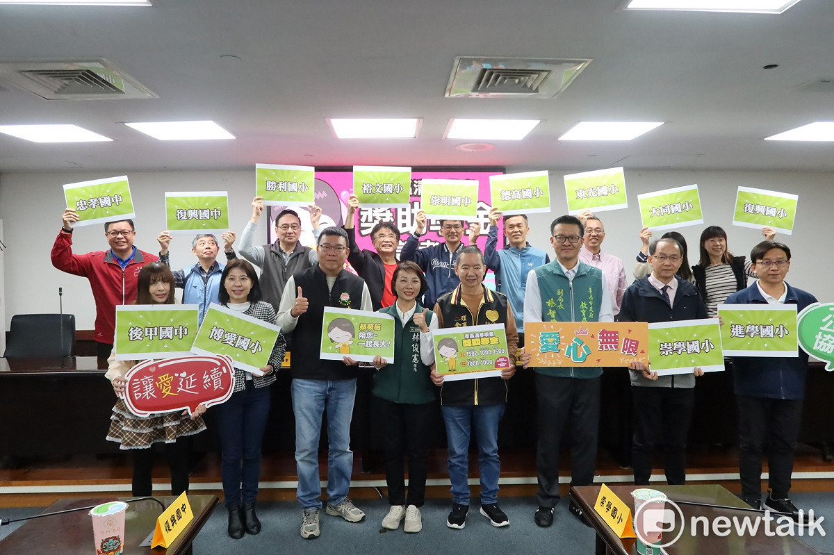 蔡筱薇、金俊良等人舉行記者會，表示將持續把善的循環散撥出去，期盼受助學子未來功成名就後，可以回饋社會，持續傳遞這份愛心。 圖：蔡筱薇服務處提供