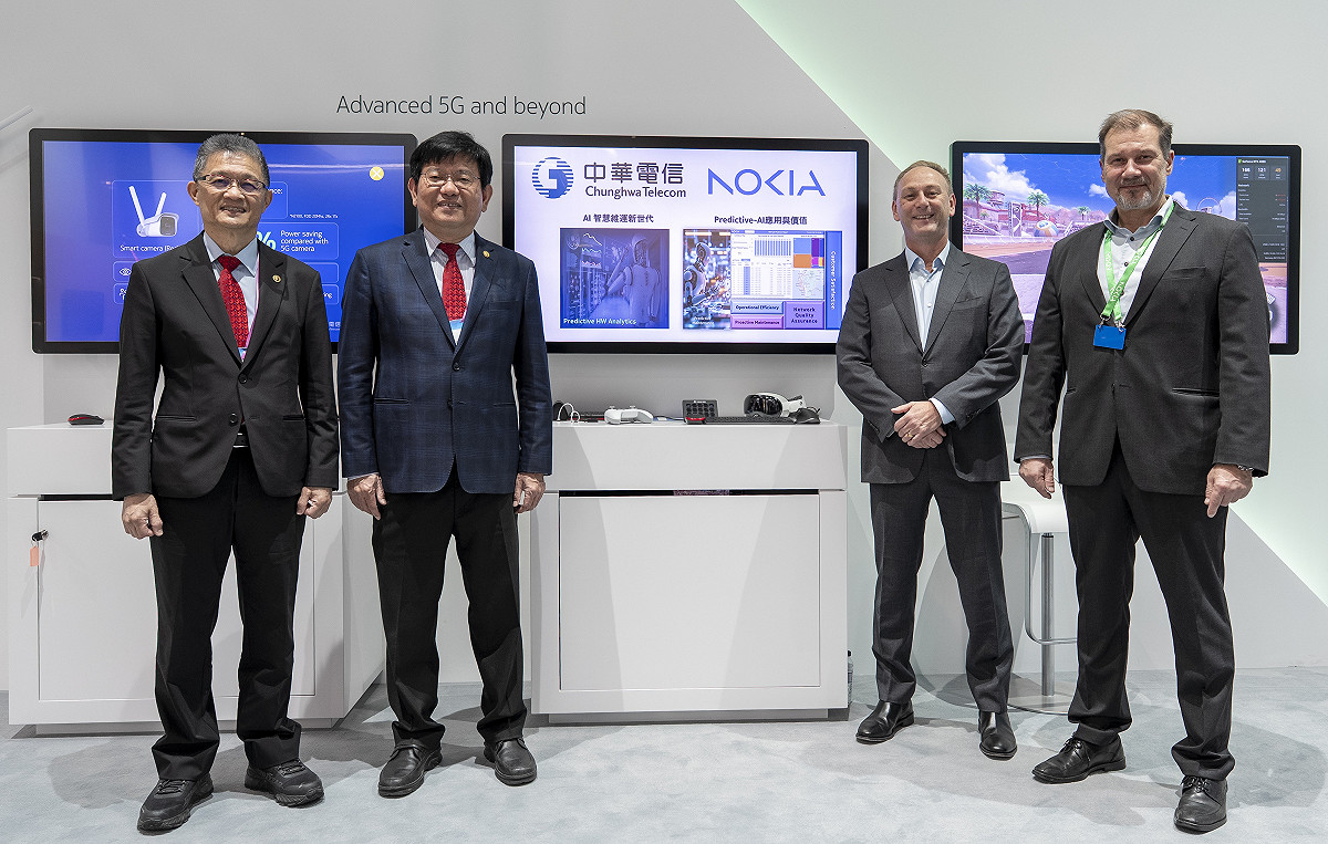 中華電信與Nokia合作成果及展示照片，(圖左至右)中華電信網路技術分公司副總經理黃國基、中華電信總經理林榮賜、諾基亞全球業務和客戶營運事業部亞太區負責人Andrew Cope、諾基亞行動網路基礎設施事業群 行動接取網路研發資深副總裁Niko Lalu。 圖: 中華電/提供