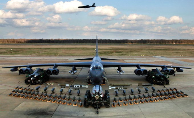 除了 B-52 外，美國空軍也派遣了 B-2 隱形轟炸機、 B-1 超音速重型轟炸機等多款空中力量，準備進一步強化對伊朗的打擊力度。 圖：翻攝自 @Lawrenc09874431 X 帳號