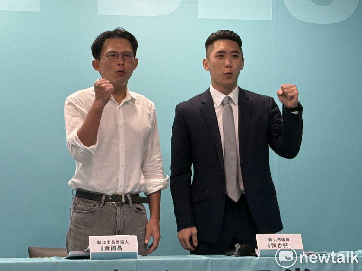 民眾黨新北市長參選人黃國昌（左）、新北市議員陳世軒（右）。 圖：周煊惠 / 攝（資料照）