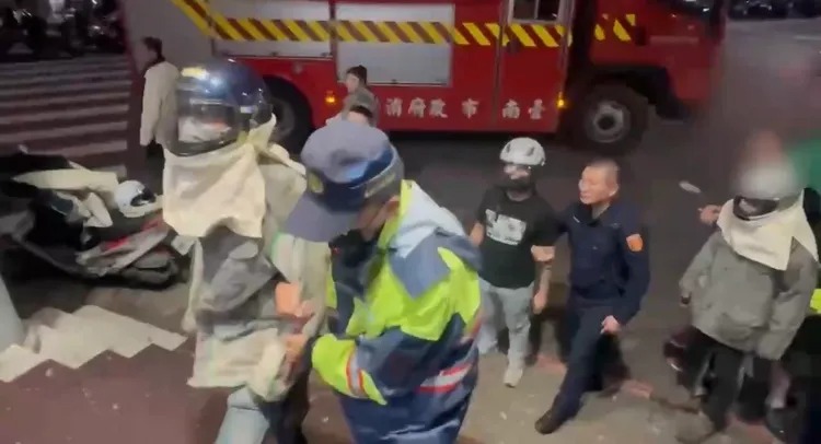 台南鹽水蜂炮發生大亂鬥，林姓男子酒後發狂被依妨害公務送辦。 圖：民眾提供