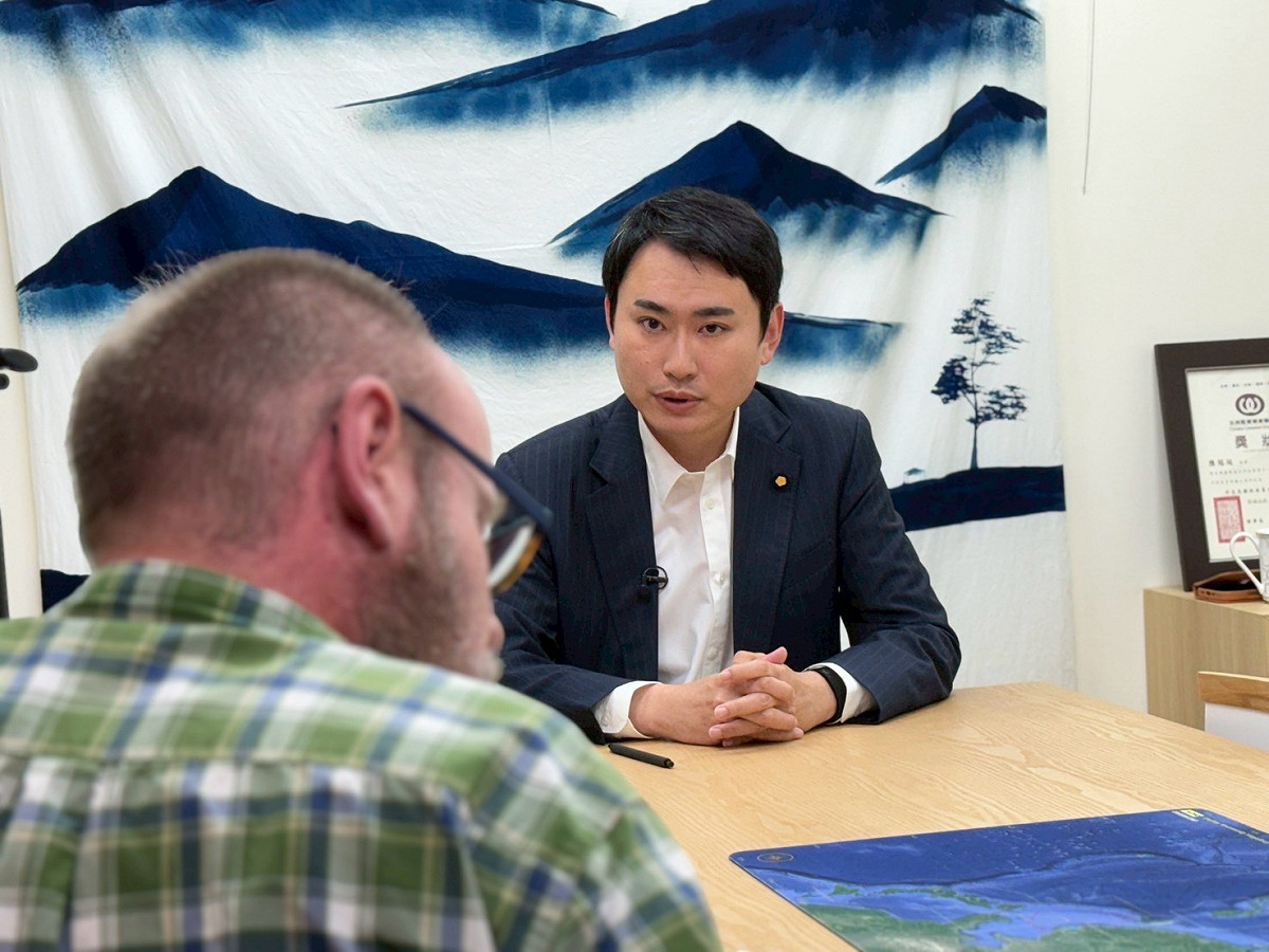 民進黨立委陳冠廷接受路透社專訪時強調，中東戰火延燒恐影響美國的印太部署，他建議，台灣須預先擴充彈藥儲備。 圖：陳冠廷辦公室提供