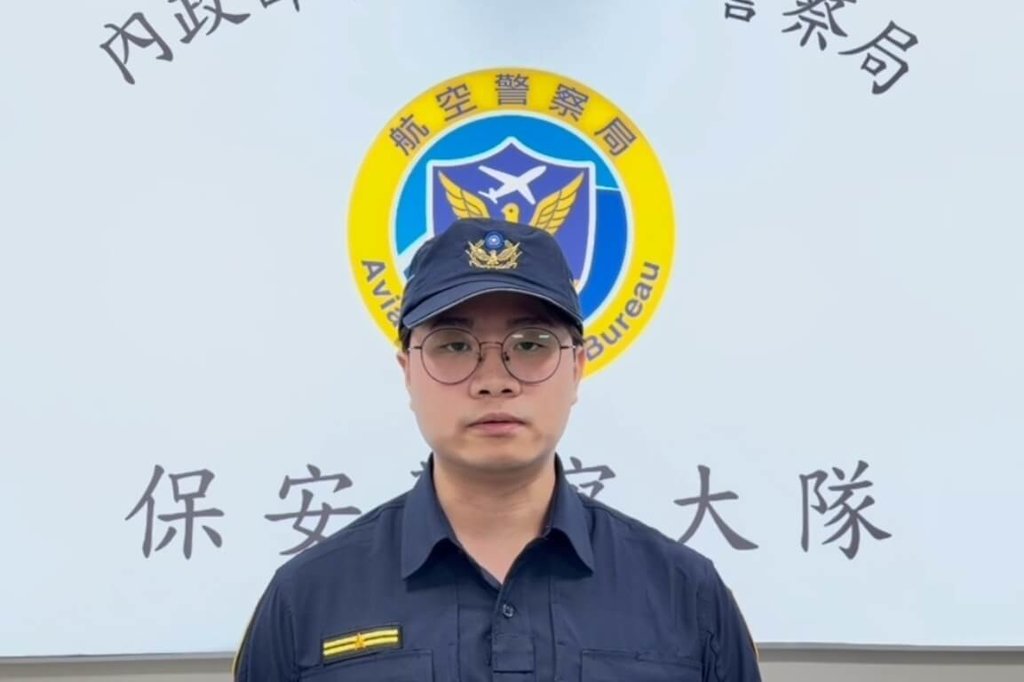 民眾在網路發文表示，有外籍乘客在倫敦返台班機上疑似性騷擾空姐並吸電子菸。航空警察局保安警察大隊第一隊第二分隊分隊長許庚辛4日表示，已將英國籍男子帶回調查。華航說以飛安為最高原則，對不理性行為零容忍。（航空警察局提供）中央社記者吳睿騏桃園機場傳真　115年3月4日