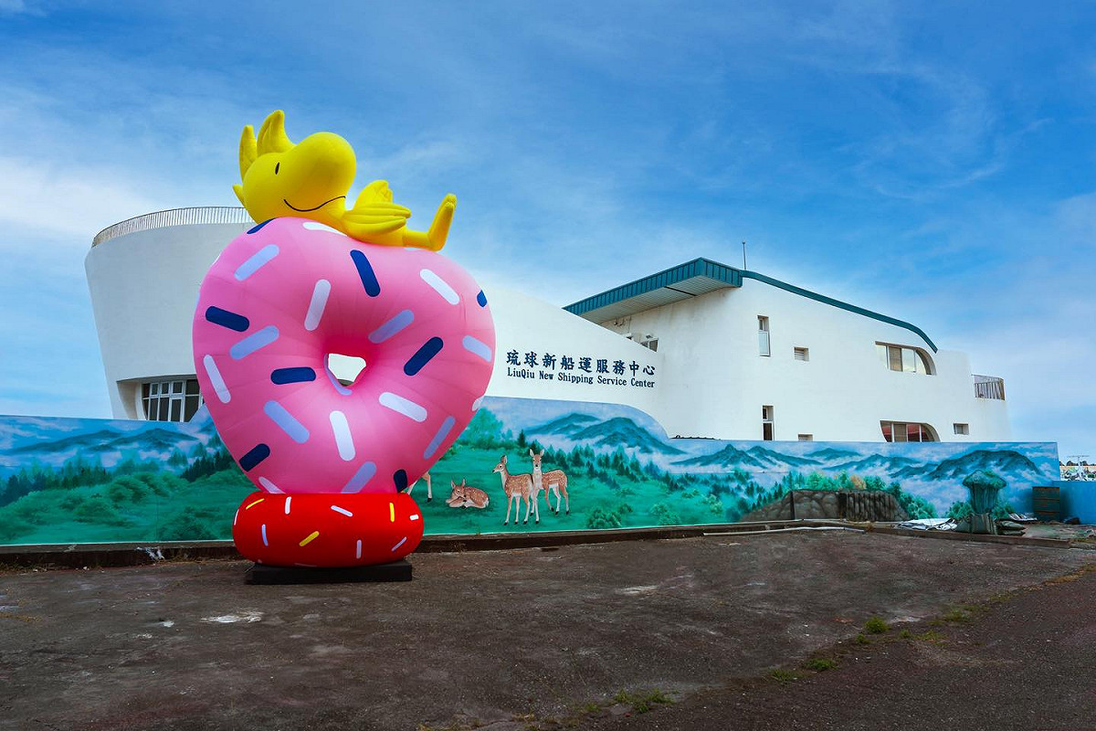 在琉球新漁港與糊塗塌客燈飾拍照打卡可獲得好禮。 圖：翻攝自屏東藝遊Pingtung Performing Art臉書