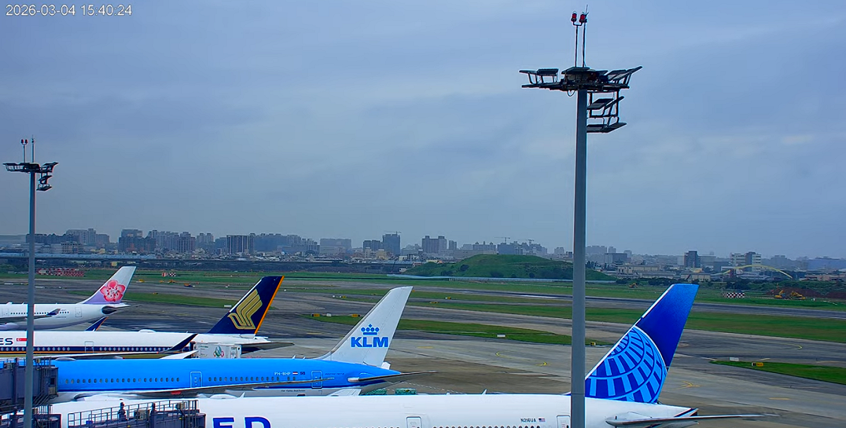 阿聯酋航空EK366航班，今天凌晨3時51分已從杜拜起飛，預計下午3時55分抵達桃園機場第二航廈。 圖：翻攝自桃機即時影像