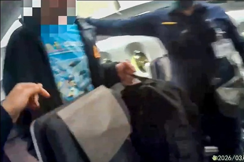 英國籍乘客在華航大鬧，性騷擾空服員並吸電子菸，航警局將人帶回調查。 圖：航警局提供