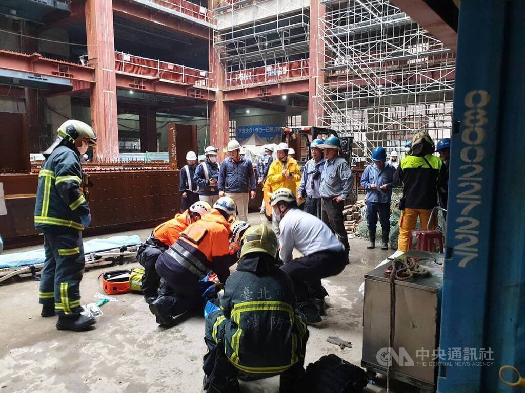 台北市中山區國賓飯店旁一處工地4日發生工安意外，一名男性工人墜樓傷重命危，警消獲報馳援，緊急協助傷者送醫搶救。（翻攝照片）中央社記者黃麗芸傳真　115年3月4日